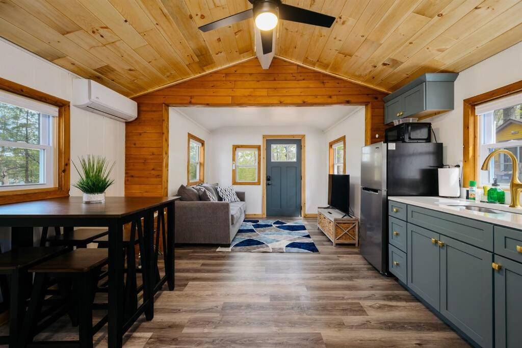 Cozy Cottage On Arbutus Lake Traverse City Exterior foto