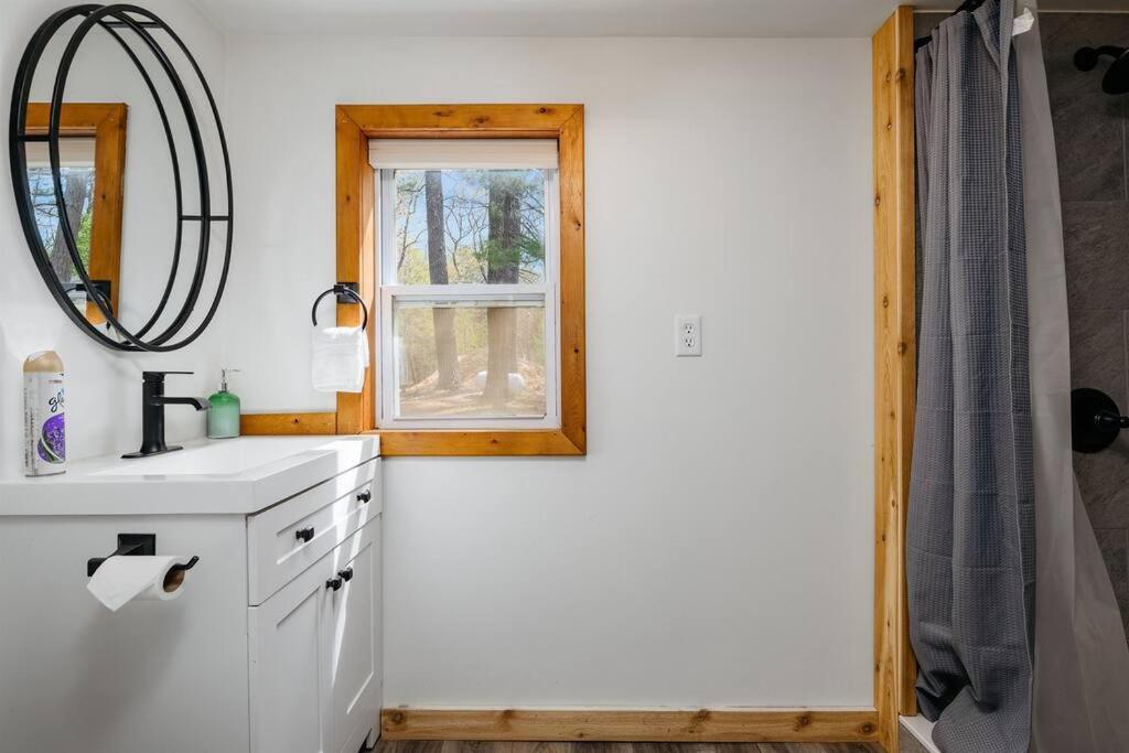 Cozy Cottage On Arbutus Lake Traverse City Exterior foto