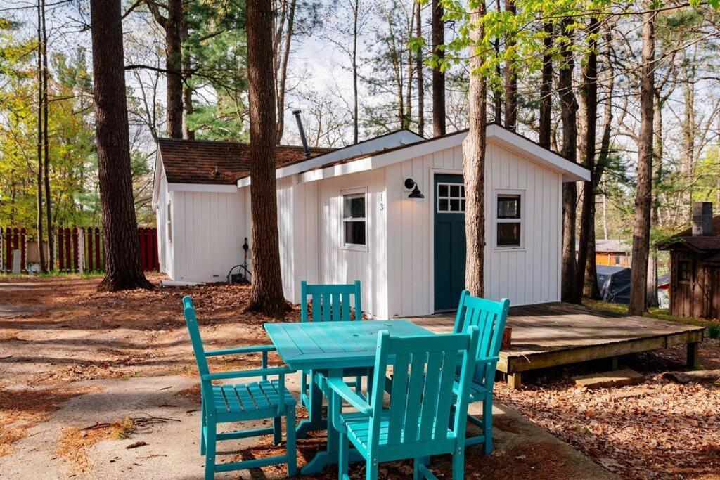 Cozy Cottage On Arbutus Lake Traverse City Exterior foto