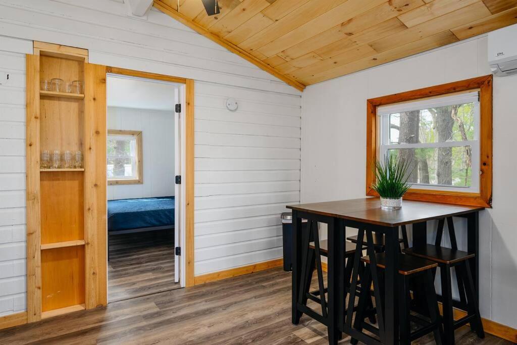 Cozy Cottage On Arbutus Lake Traverse City Exterior foto