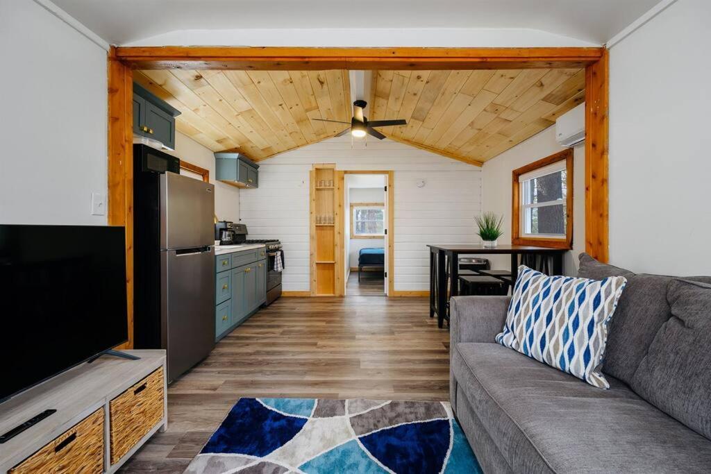 Cozy Cottage On Arbutus Lake Traverse City Exterior foto